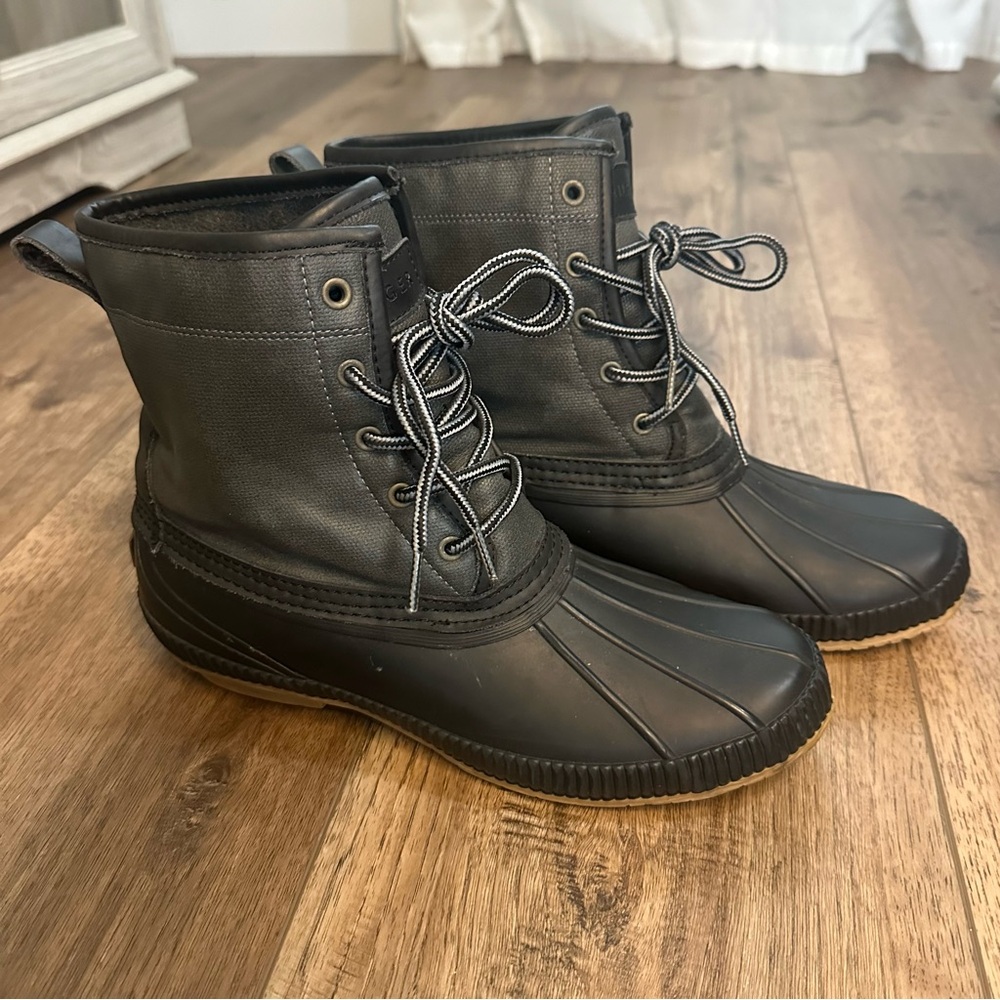 Tommy Hilfiger Men’s Collins Duck Boots, Waterproof, Dark Gray, Black, Size 11